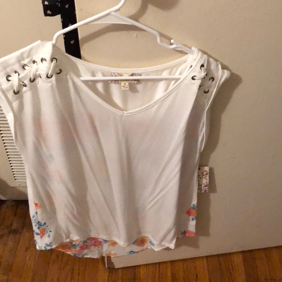 Tops - Picture 5 of 6